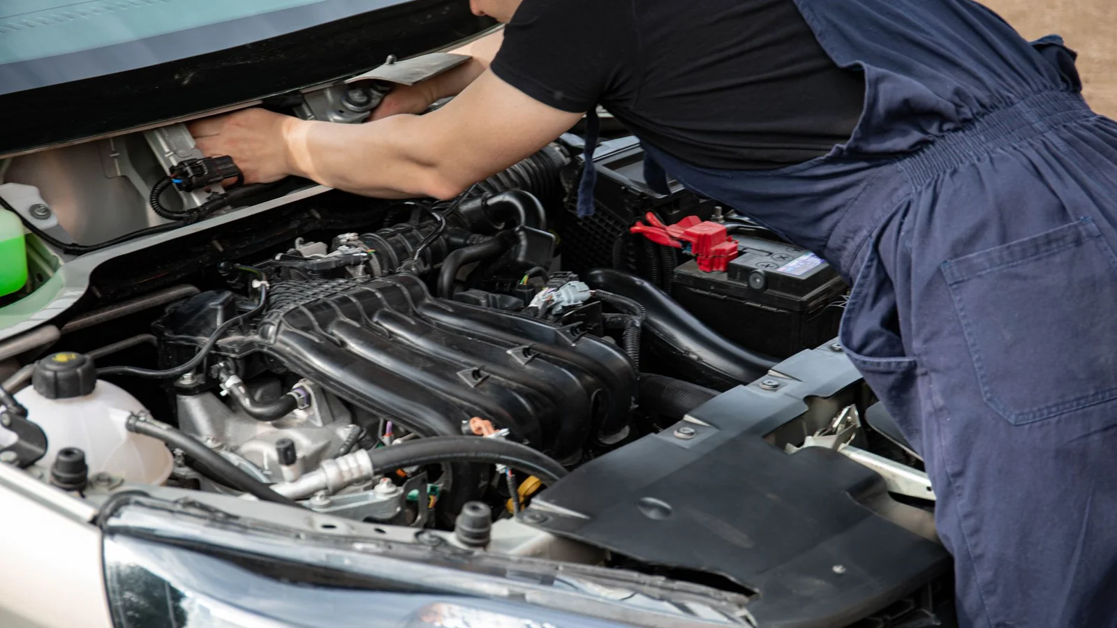 Автомобіль з коробкою передач DSG у режимі вітрильного руху на автомагістралі