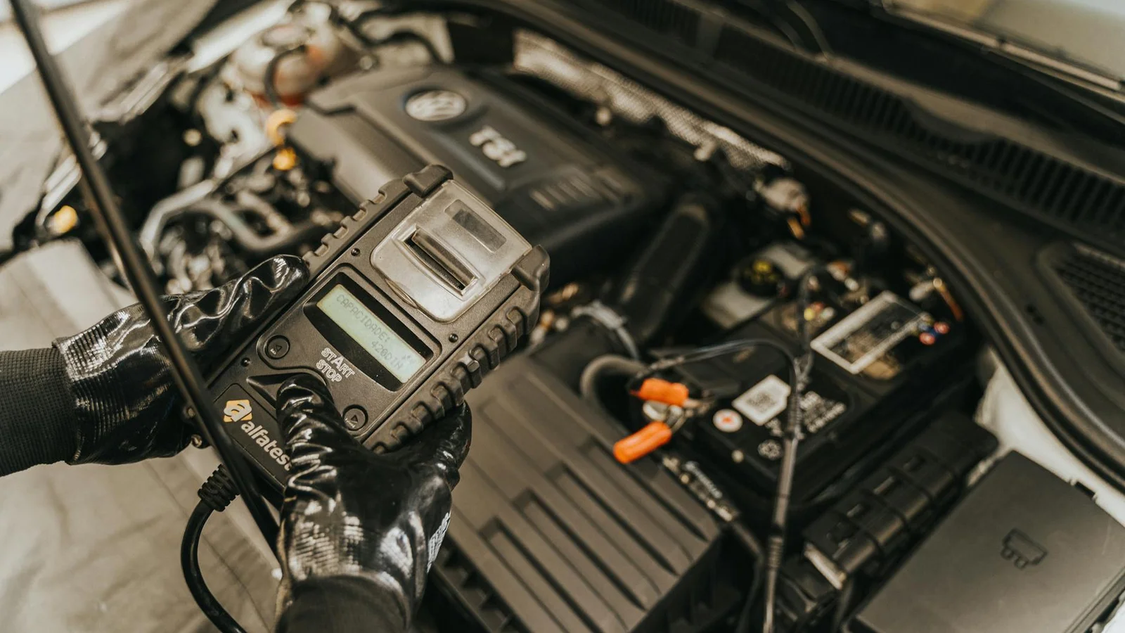 OBD2-діагностичний пристрій показує DSG код помилки P0841 на автомобілі