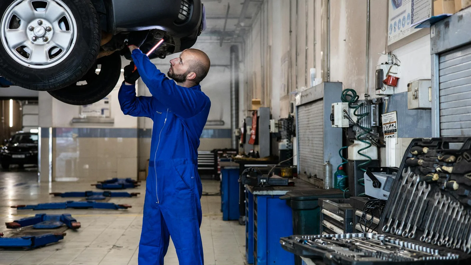 Автомобіль з коробкою передач DSG стоїть у гаражі після тривалого простою